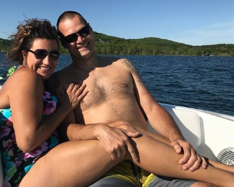 Семейные пары фотографируются голые