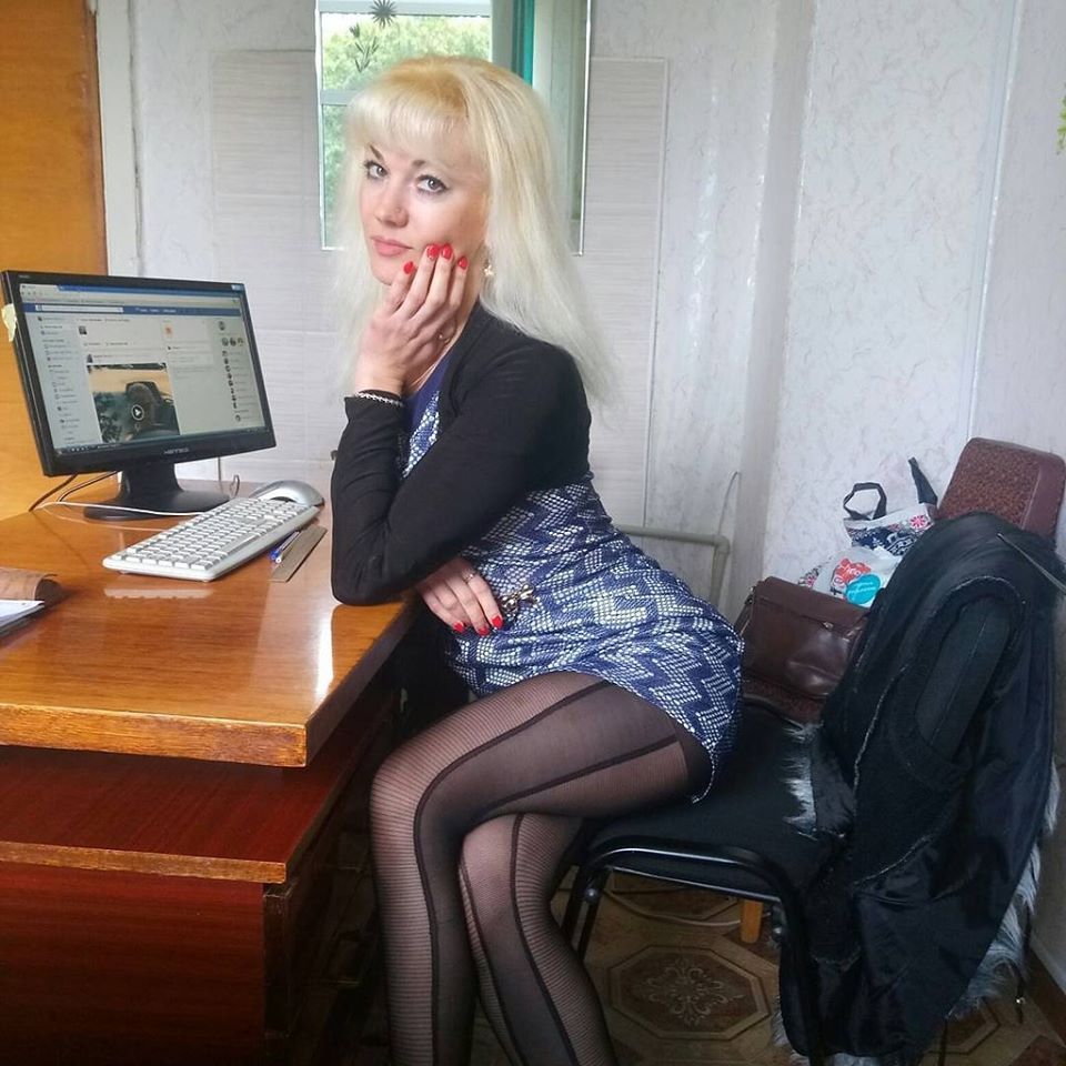 Русская зрелая блондинка в чулках в восторге от любительского секса со студентом