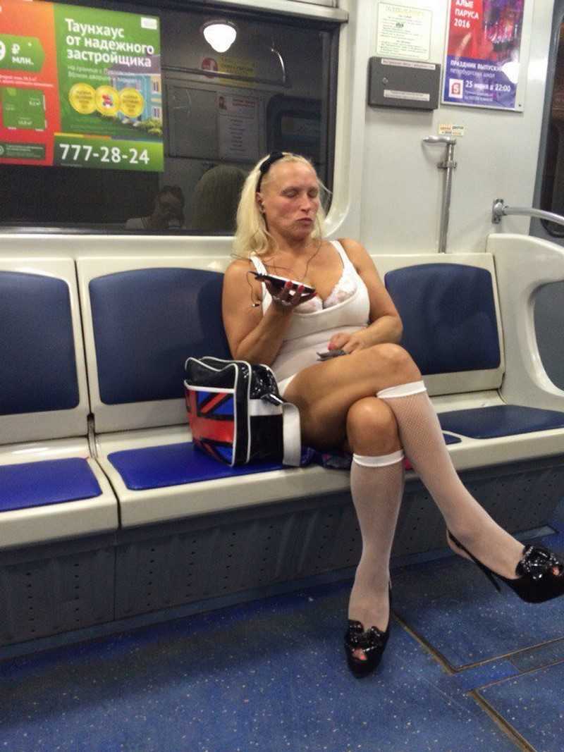 голая тетка в метро фото 42